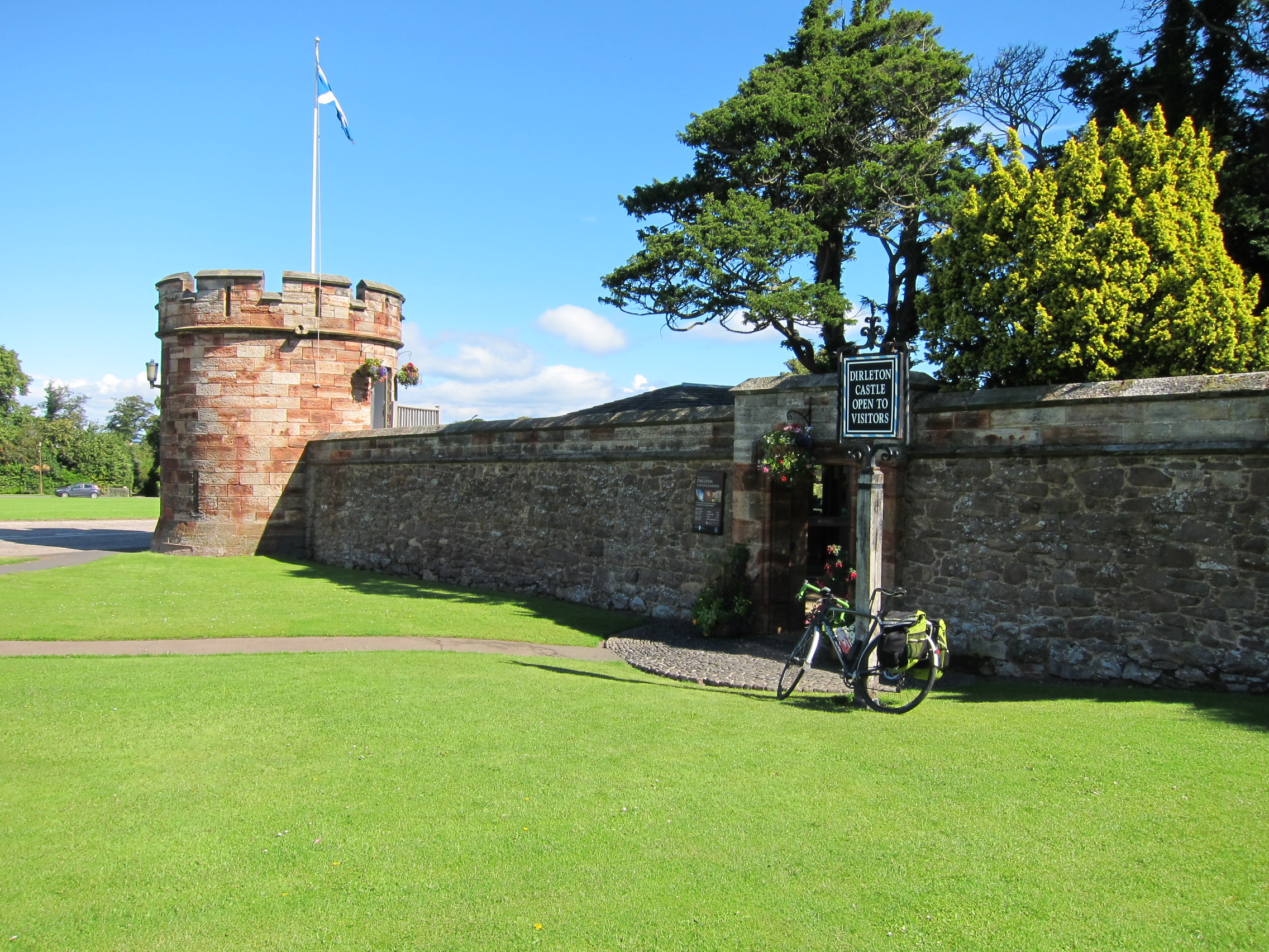 Obligatory Dirleton Castle entrance and bike shot.