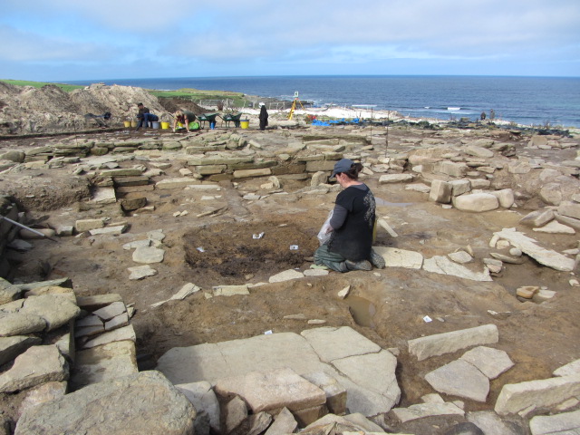 Dawn working on the hearth in the centre of Structure 10.