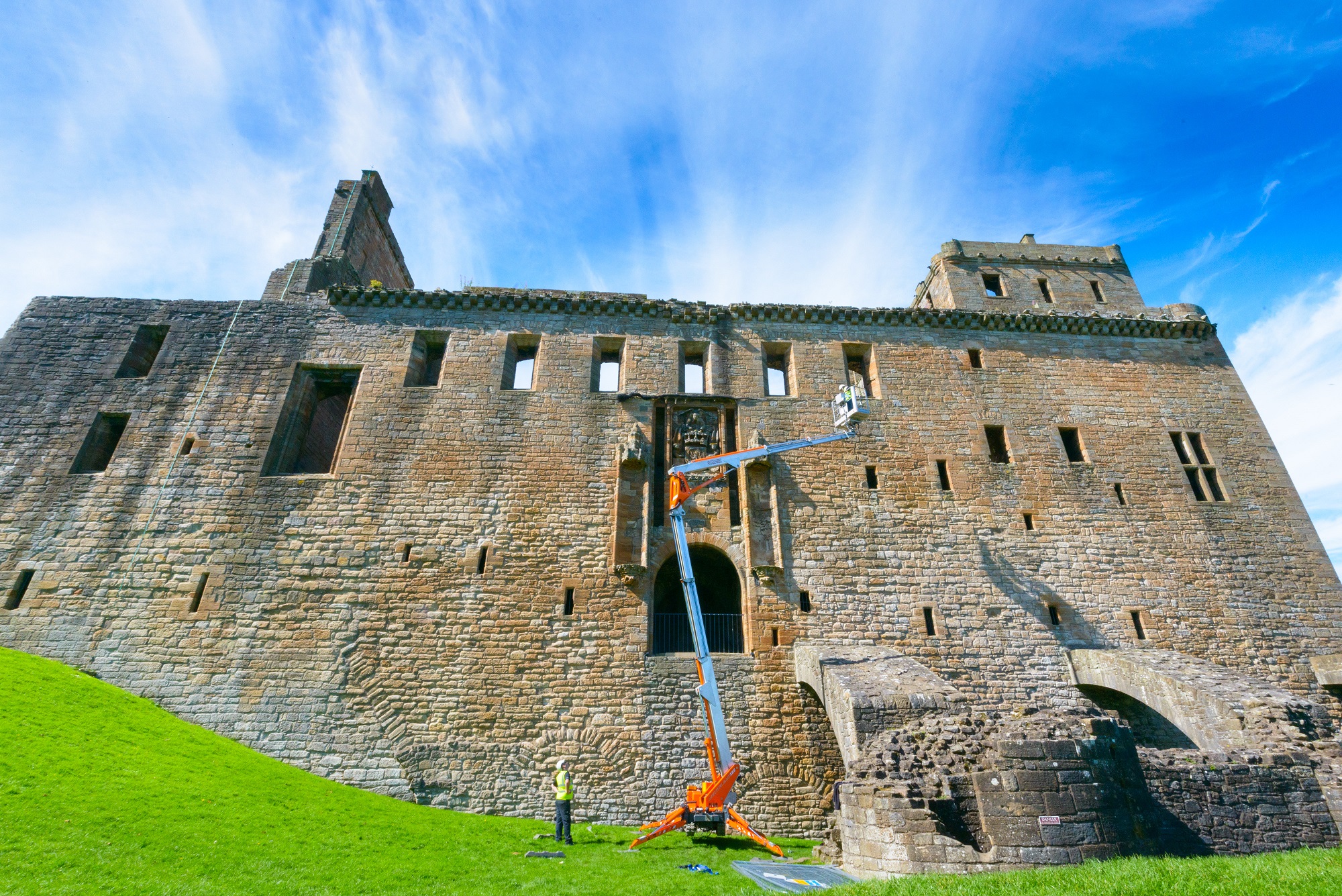 A cherrypicker in front of Linlithgow Palace