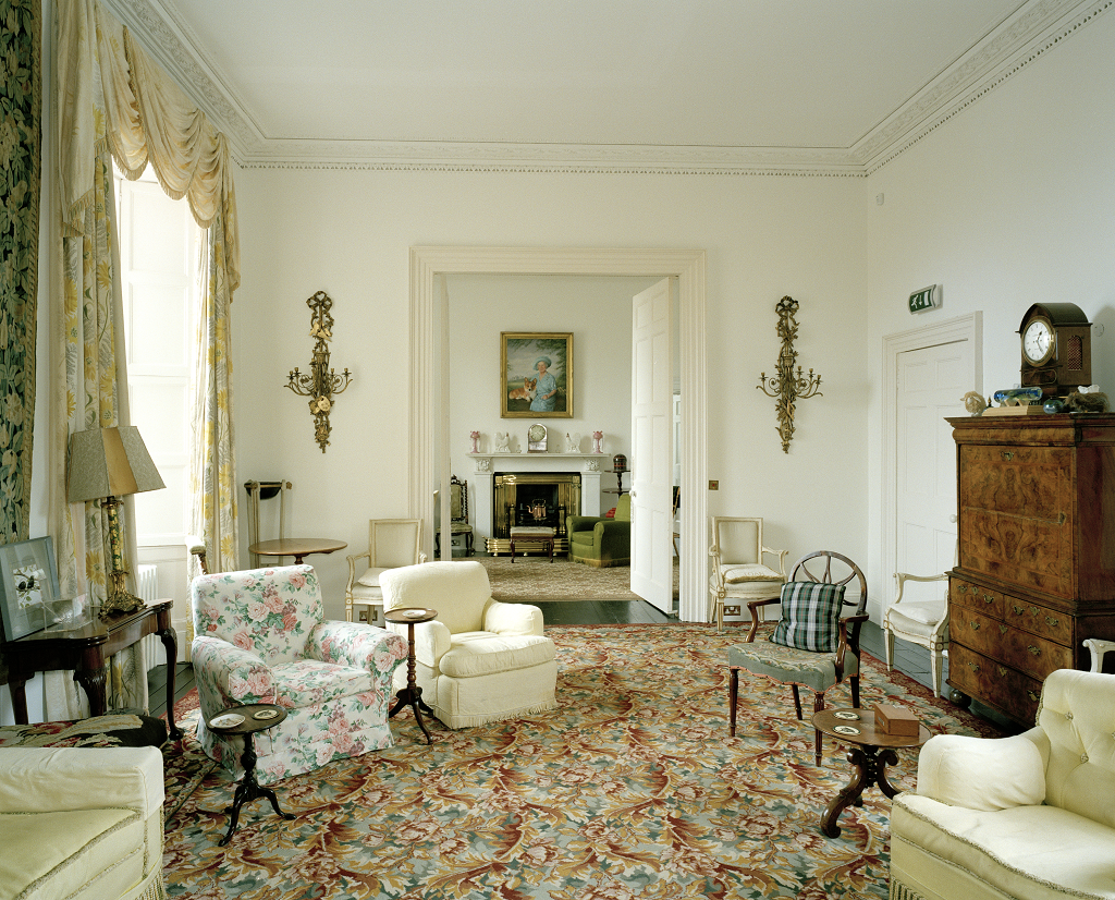 view of a living room with old fashioned carpet and furniture