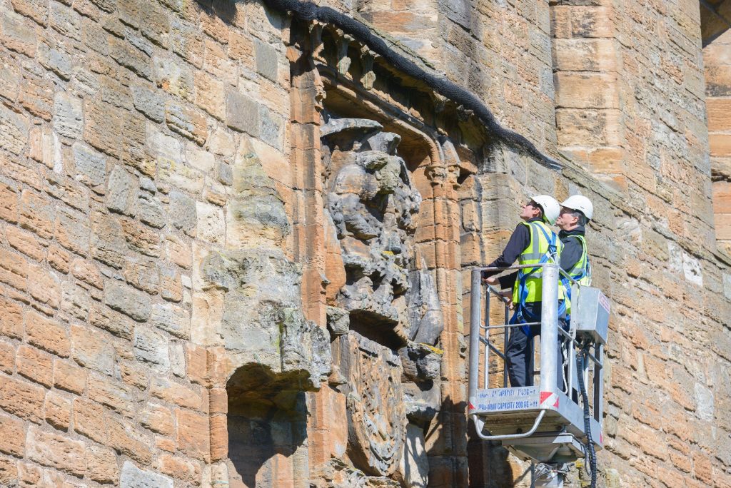 A cherrypicker in front of Linlithgow Palace