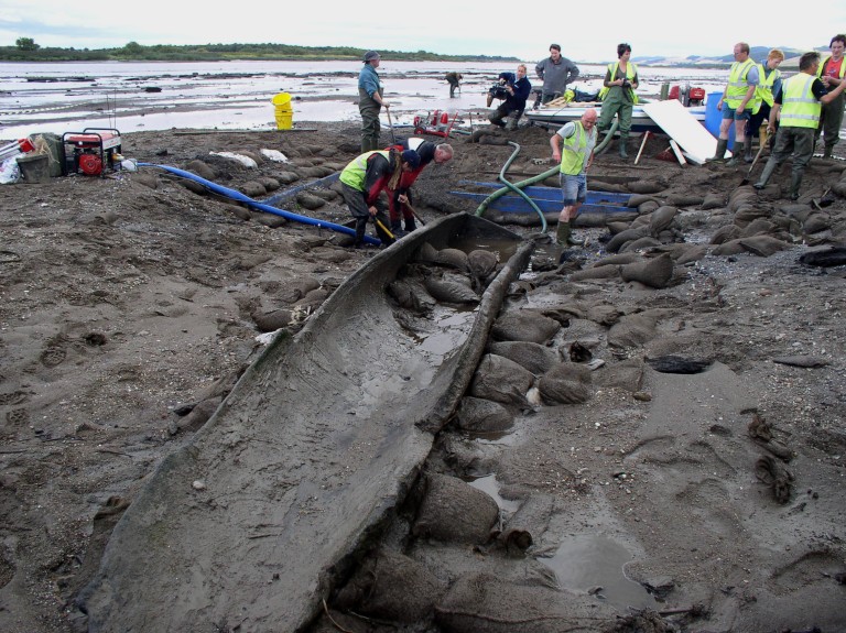 A team excavates and recovers the Carpow log-boat