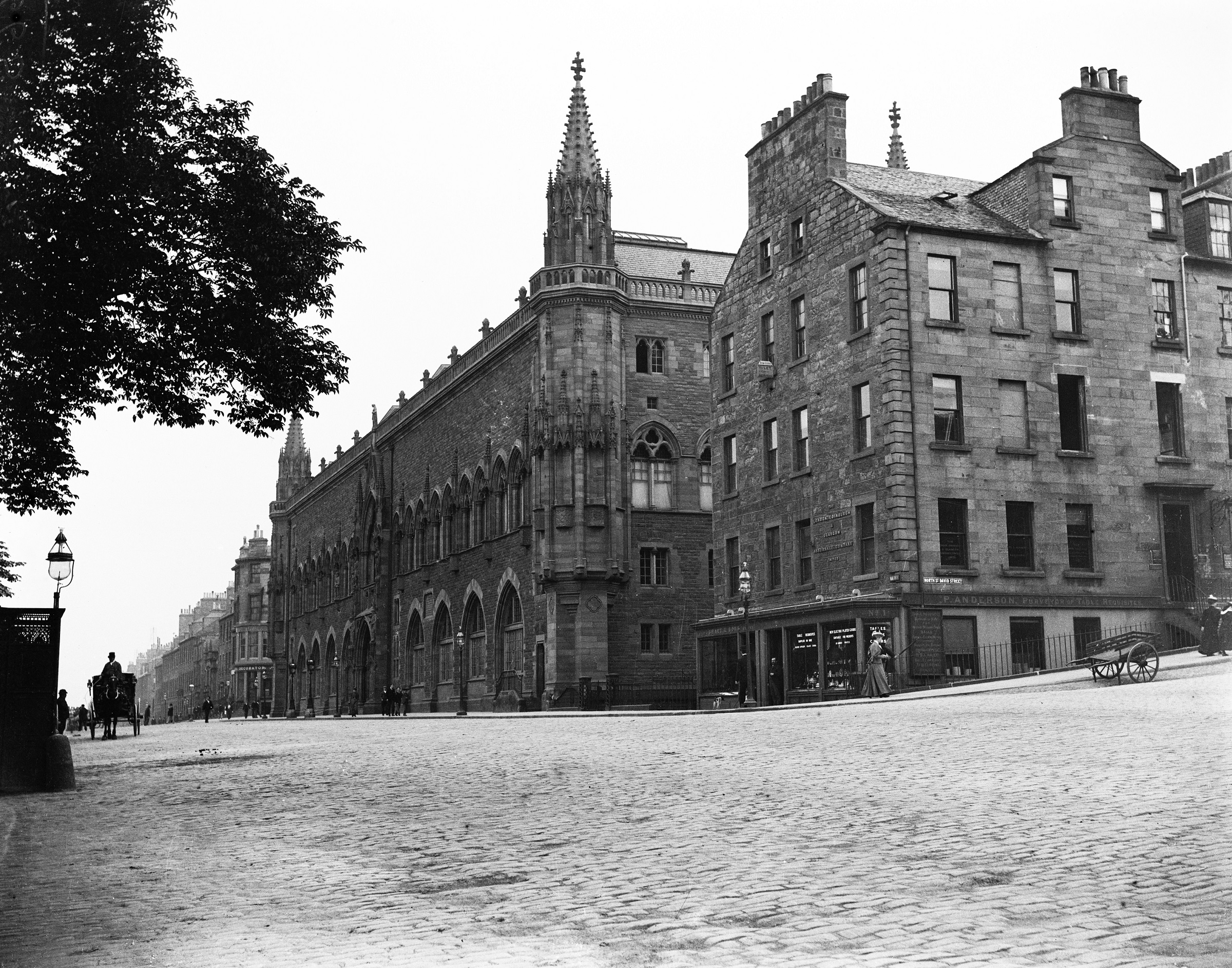 A black and white archive photo showing the National gallery of Scotland building on Queen Street.
