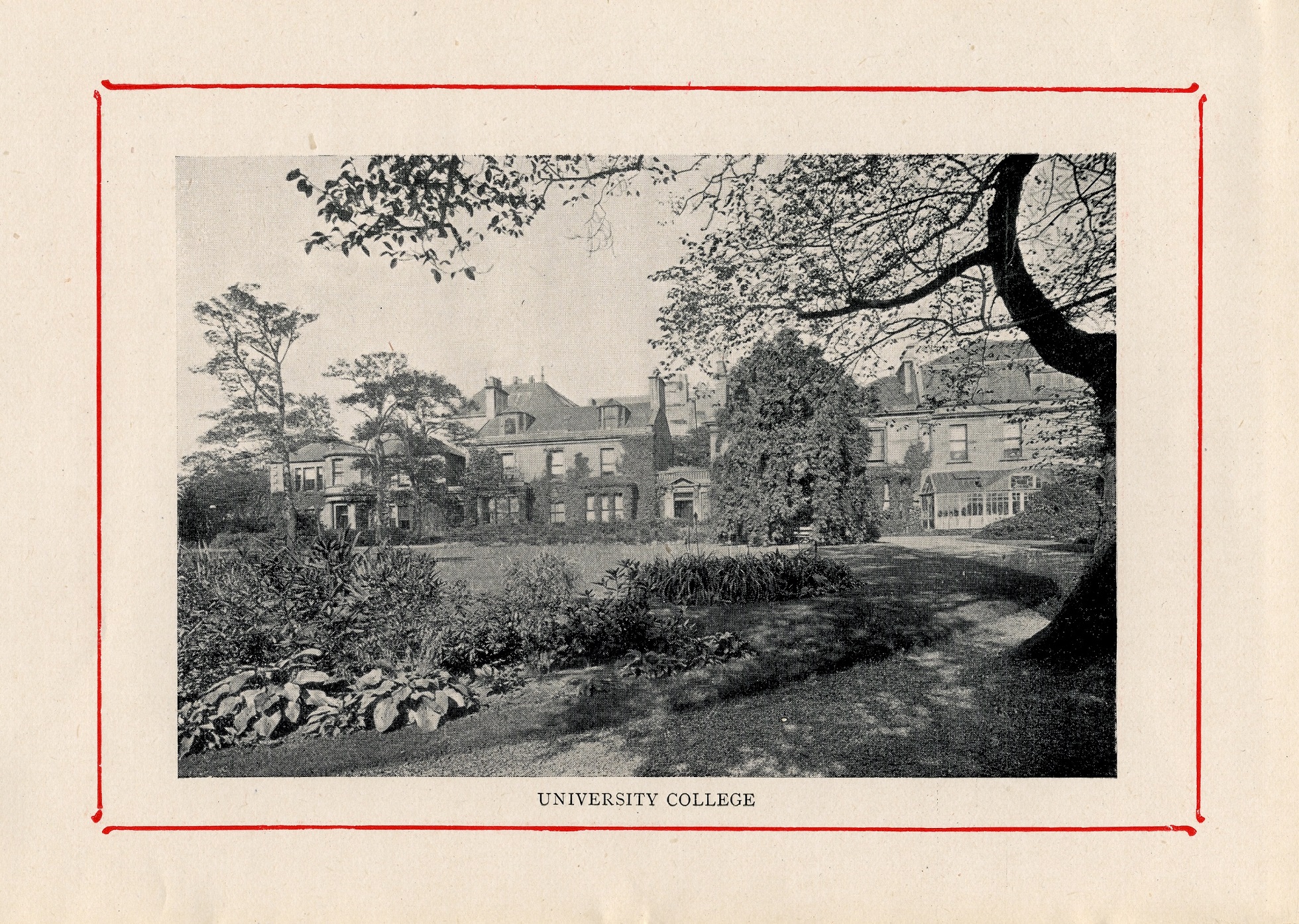 Black and white archive photo of the University College of Dundee