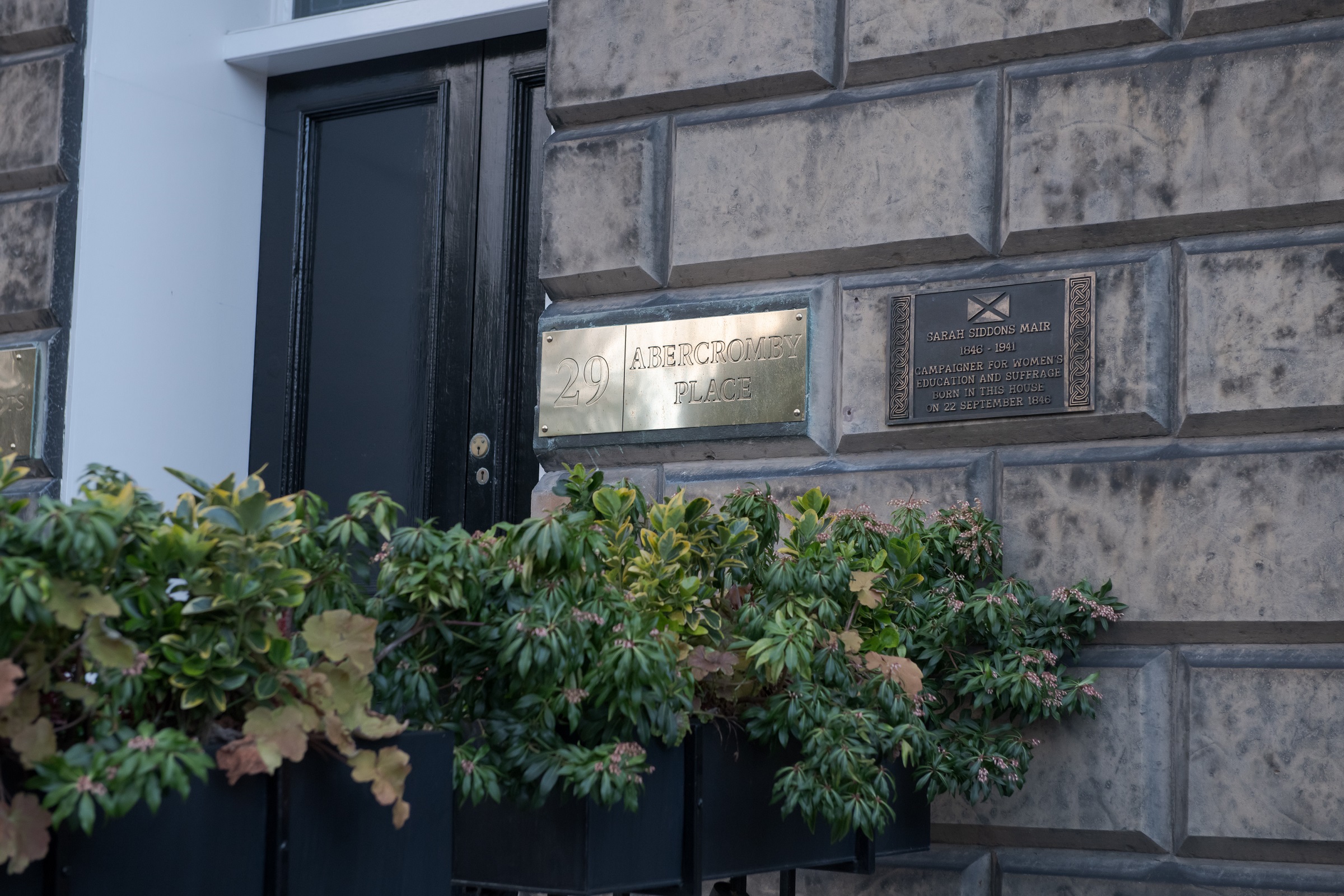 The commemmorative plaque for Sarah Siddons Mair installed on her birthhouse. 