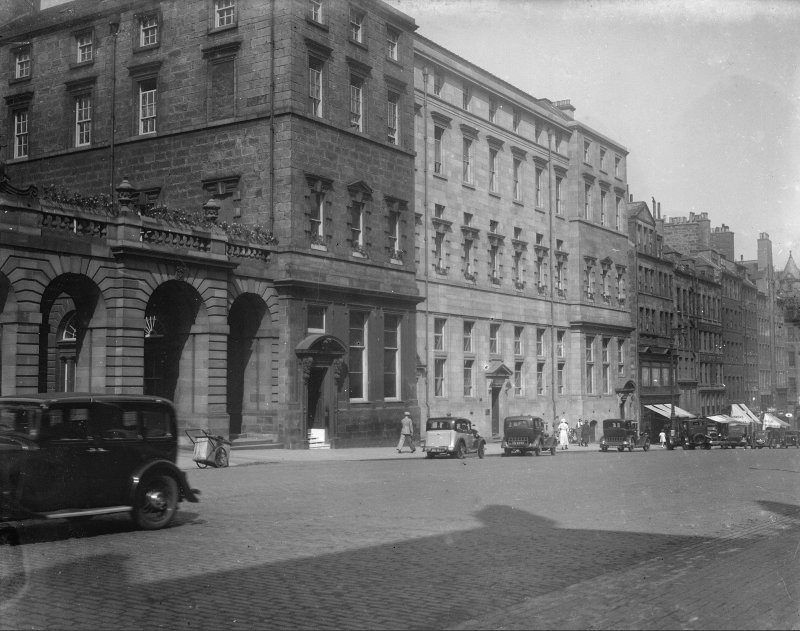 A black and white archive photo of the Edinburgh City Chambers.
